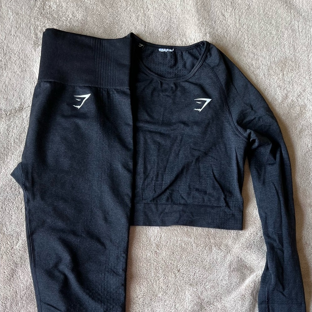GYMSHARK SEAMLESS LEGGINGS and LONG SLEEVE CROP TOP  (Medium size , US 6-8)